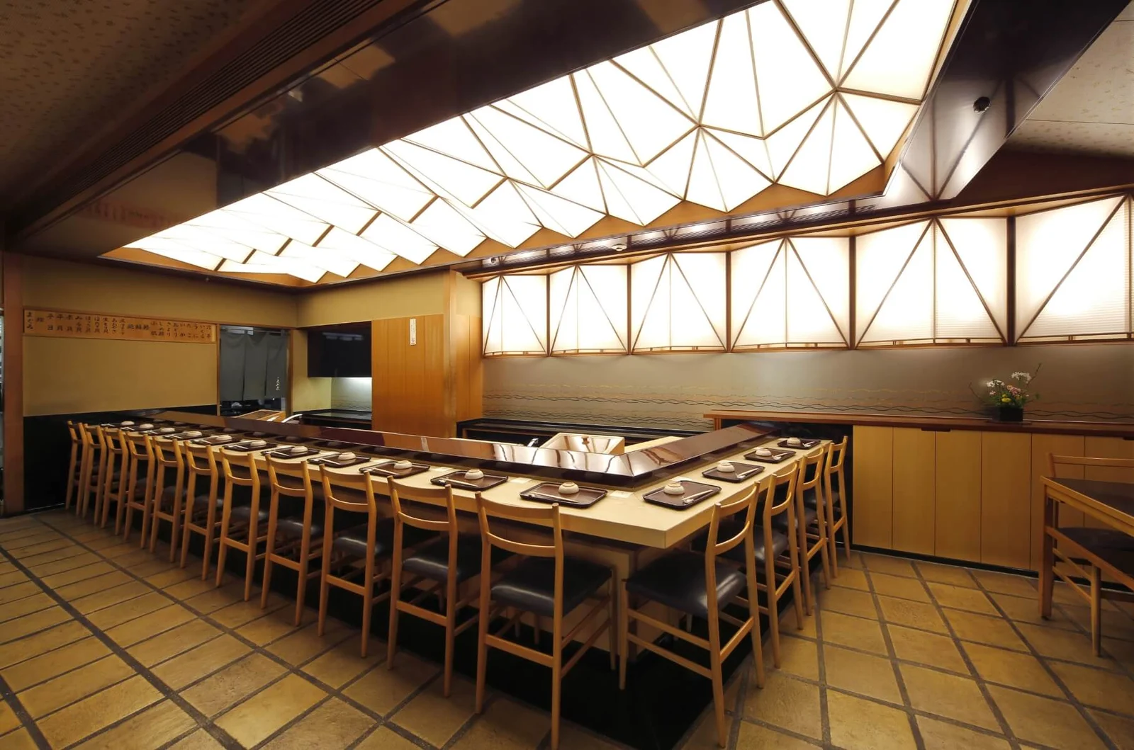 木のカウンターと椅子が並ぶ久兵衛 ホテルニューオータニ本館の店内
