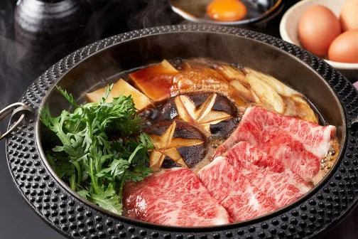 肉や野菜を入れたすき焼き鍋のMO-MO-PARADISE公式料理写真