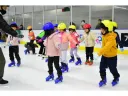 リンクでスケートを練習する子どもたち