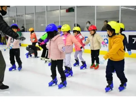 リンクでスケートを練習する子どもたち