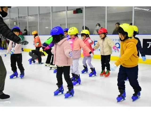 リンクでスケートを練習する子どもたち