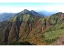 秋色に染まる山の稜線