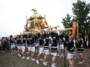 参考写真：御神輿を担ぐ人々
