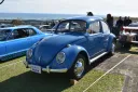 海を背にした青いフォルクスワーゲン・ビートル（2024年）