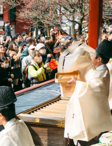 節分厄除祈願大祭のイメージ（参列者と神職）