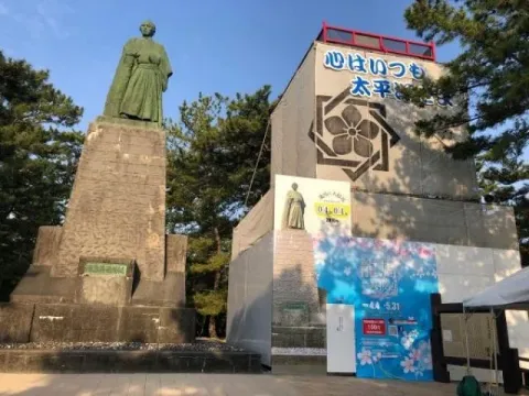 坂本龍馬像と周辺施設