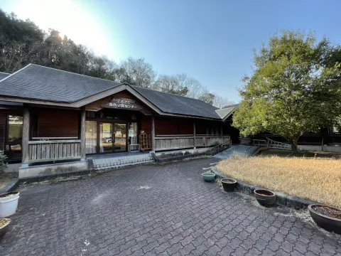 自然に囲まれた建物の外観
