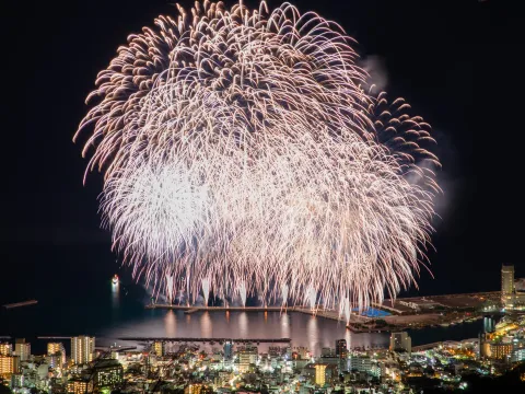 熱海湾に広がる花火（参考写真）