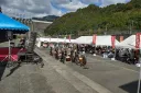 屋外会場のテントとステージ