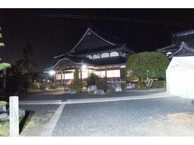 夜の寺院と境内