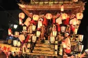 秩父夜祭の参考写真：夜の屋台と参加者