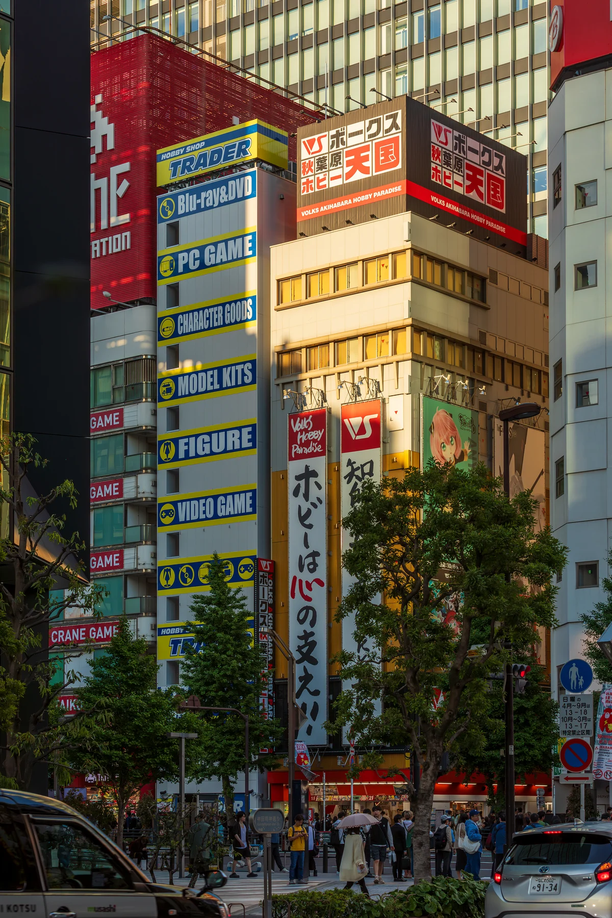 巨大なアニメ看板とホビービルが連なる秋葉原・中央通りの活気あふれる街並み