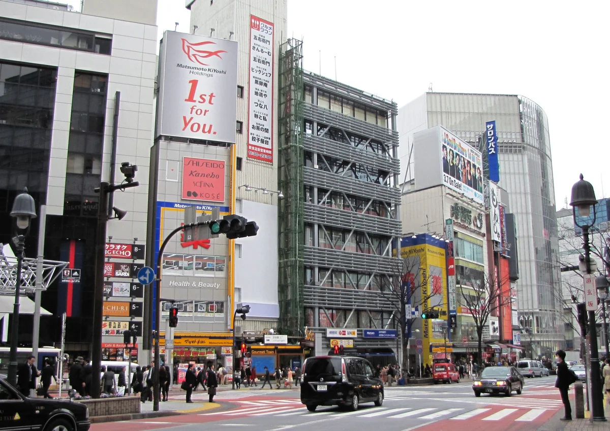 東京・渋谷の象徴的な黄色と青のマツモトキヨシ旗艦店外観