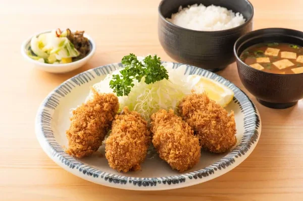 キャベツ、ご飯、汁物、小鉢とともに供される銀座梅林の小ぶりなヒレかつ4個。